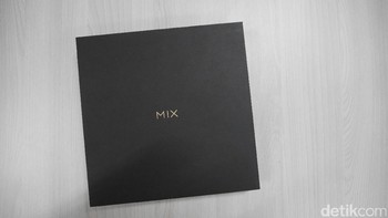 Boks Mi Mix 2 berwarna hitam dengan tulisan Mix berwarna emas pada bagian depannya. Foto: detikINET/Anggoro Suryo Jati