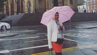 Dia tampak cerita, karena memang tak ada tanda-tanda suaminya akan ditangkap pada 4 hari lalu. Foto: dok. Instagram/dewanti_rumpoko
