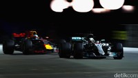 Urutan kedua ditempati pebalap Red Bull, Daniel Ricciardo, yang mengikuti di urutan kedua. Foto: Getty Images