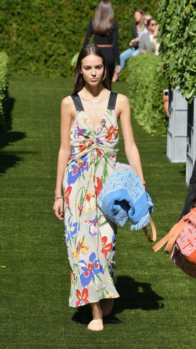 A model walks the runway during the Tory Burch Spring Summer 2018 Fashion Show at Cooper Hewitt, Smithsonian Design Museum on September 8, 2017 in New York City.  (Photo by Slaven Vlasic/Getty Images for Tory Burch)