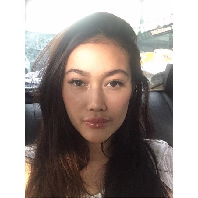 Dalam foto di Instagramnya, bibir Ratu Felisha tampak lebih tebal. Tampil dengan lip gloss, bibir Ratu Felisha tersebut menjadi bahan bully-an netizen. Di akun @jenk_rumpi, netizen mengatakan bibir Feli jontor hingga tersengat tawon. Bibirnya jdi jontor gitu, tulis netizen dengan akun @neni.wati. Foto: dok. Instagram