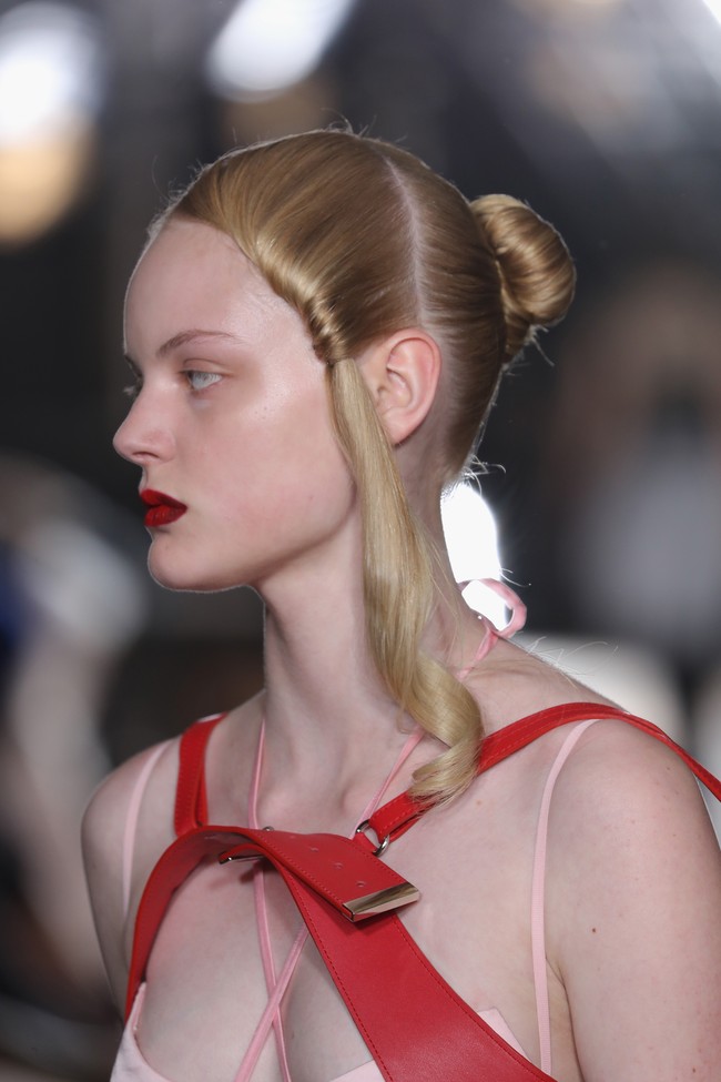 New York Fashion Week bisa jadi akan mempelopori berjayanya kembali tren kecantikan era 90-an. Salah satunya gaya rambut poni yang dikuncir kuda. Foto: Getty Images