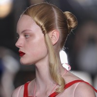 New York Fashion Week bisa jadi akan mempelopori berjayanya kembali tren kecantikan era 90-an. Salah satunya gaya rambut poni yang dikuncir kuda. Foto: Getty Images