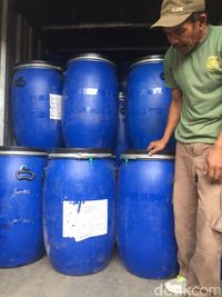 Bareskrim menggerebek gudang penyimpanan bahan baku pil PCC di Cimahi.
