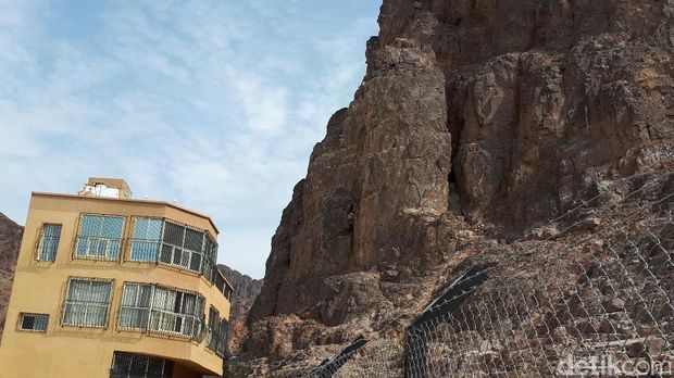 Apartemen bercat kuning terlihat mencolok di samping Gua Uhud