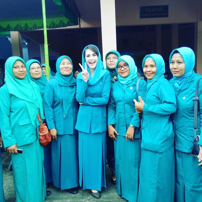 Arumi Bachsin terlihat cantik mengenakan seragam ibu-ibu PKK yang serba biru. Ia pun berusaha tampil matching dengan kerudung warna serupa. Foto: Dok. Instagram @arumi_arumi_94