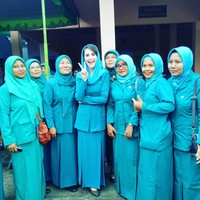 Arumi Bachsin terlihat cantik mengenakan seragam ibu-ibu PKK yang serba biru. Ia pun berusaha tampil matching dengan kerudung warna serupa. Foto: Dok. Instagram @arumi_arumi_94