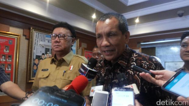 Deputi Pencegahan KPK Pahala Nainggolan bersama Mendagri Tjahjo Kumolo