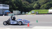 Pasalnya, racer Garuda UNY Team, Rizzal Hardiyanto berhasil tampil prima dengan catatan waktu terbaik dalam skid pad untuk tim dari Indonesia.  Dok. Tim Garuda UNY.