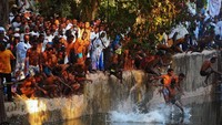 Mereka percaya bahwa air kolam yang didoakan pastur adalah air suci dan bisa menyembuhkan berbagai penyakit (CNN Travel)