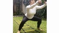 Ia juga menggabungkan gerakan squat. (Foto: instagram/krisdayantilemos) 