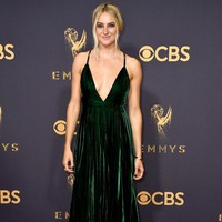 Shailene Woodley tampil memikat memakai gaun velvet berwarna hijau emerald yang tampak mewah berlabel Ralph Lauren. Gaun plunging neckline dilengkapi perhiasan Alexis Bittar. Foto: Dok. Getty Images