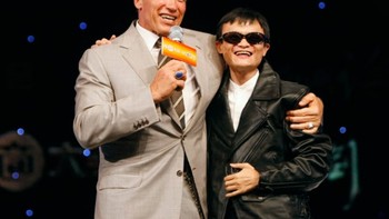 Dipeluk Arnold Schwarzenegger. Foto: istimewa