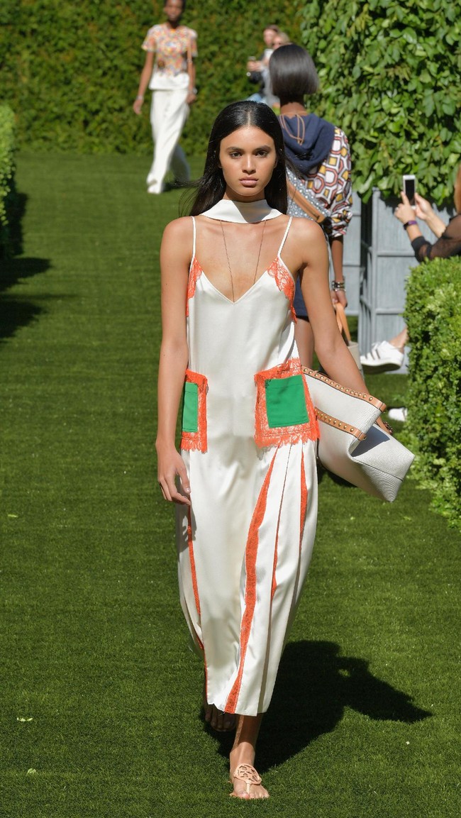A model walks the runway during the Tory Burch Spring Summer 2018 Fashion Show at Cooper Hewitt, Smithsonian Design Museum on September 8, 2017 in New York City.  (Photo by Slaven Vlasic/Getty Images for Tory Burch)