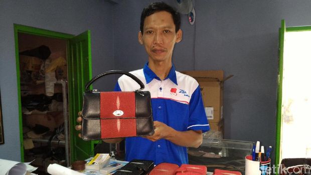 Wawan menunjukkan model tas jinjing yang dipilih Iriana Jokowi. 