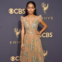 Yara Shahidi Cuci Muka Pakai Lidah Buaya Aktris Yara Shahidi mengaku bahwa terkadang dia membersihkan wajahnya dengan lidah buaya dan minyak vitamin E. Namun ia tidak melakukannya setiap mencuci wajah. Sesekali dia memotong tanaman lidah buaya, dan diambil lendirnya untuk diusapkan langsung ke wajah, lalu bilas.  Foto: Dok. Getty Images