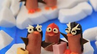Sosis dibentuk mirip penguin dengan tambahan hiasan nori, keju dan wortel. Penguin sosis ini bisa jadi pelengkap bento anak. Tapi jangan lupa sajikan sayur juga yah!