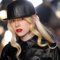 Bibir merah ombre ditampilkan pada show Helmut Lang. Warna cherry gelap pada bagian pinggir bibir, sementara merah terang di tengah bibir. Berani coba? Foto: Getty Images