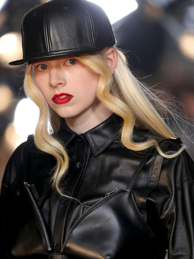 Bibir merah ombre ditampilkan pada show Helmut Lang. Warna cherry gelap pada bagian pinggir bibir, sementara merah terang di tengah bibir. Berani coba? Foto: Getty Images