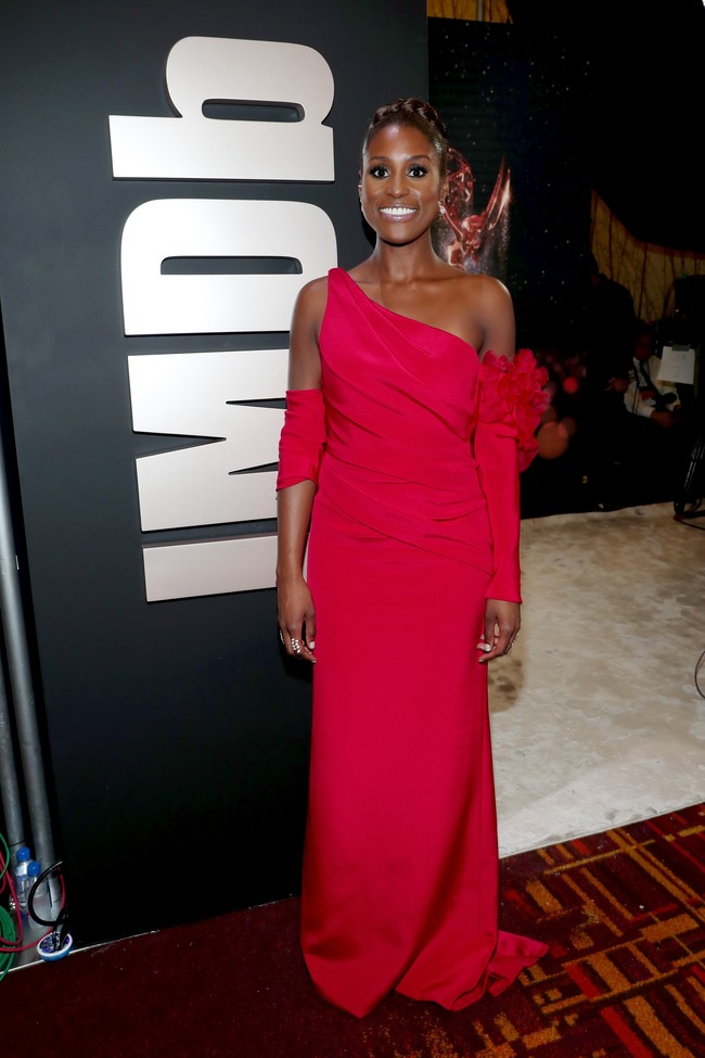 Gaun berikutnya milik aktris Issa Rae tampil tanpa siluet dan ornamen di bagian tangan justru terlihat aneh. Foto: Dok. Getty Images