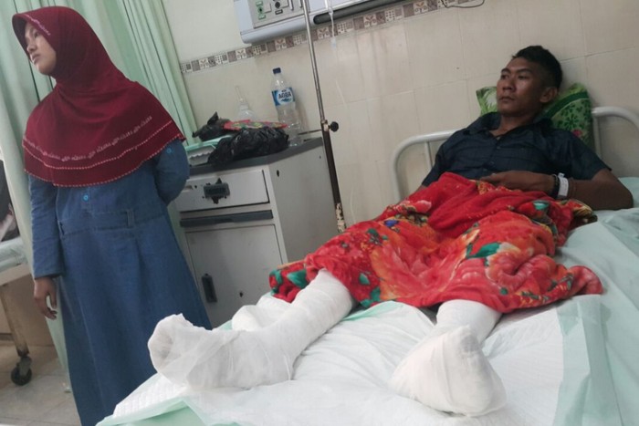 Terperosok ke Dalam Limbah Diduga Batu Bara, Kaki Warga Melepuh