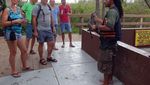 Melihat Aksi Pawang dan Mereka yang Berani Gulat dengan Buaya
