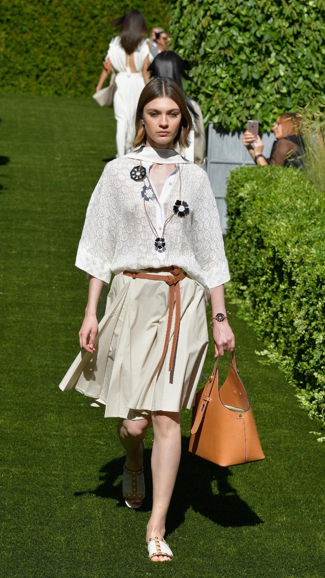 A model walks the runway during the Tory Burch Spring Summer 2018 Fashion Show at Cooper Hewitt, Smithsonian Design Museum on September 8, 2017 in New York City.  (Photo by Slaven Vlasic/Getty Images for Tory Burch)