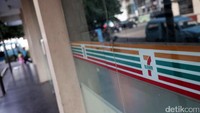 Tak hanya Matahari, belum lama ini, toko ritel kekinian 7-Eleven alias sevel, menutup seluruh gerainya yang menandai kebangkrutan perusahaan di Indonesia. Grandyos Zafna/detikFoto.