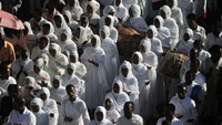 Arak-arakan ini nantinya diiringi pukulan gendang, lonceng, terompet, tepuk tangan serta nyanyian suci dari grup paduan suara gereja dari malam sampai subuh (CNN Travel)