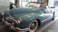  Ditempat ini juga dipajang mobil yang setipe dengan salah satu kendaraan kepresidenan di era Sukarno ini dijual dengan harga 75.000 EUR, atau lebih dari Rp 1 miliar.