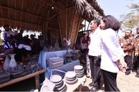 Jokowi melihat-lihat kerajinan lokal warga setempat (Dok. Pertamina) 