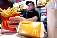 Makan Kentang Goreng McDonald's Usai Hubungan Intim Tak Bakal Hamil