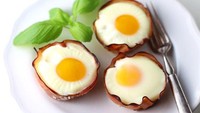 Telur mata sapi ini dicetak dengan loyang muffin yang dilapisi daging asap sehingga bisa sekaligus matang. Pinggirnya rasanya gurih renyah. Foto: Istimewa