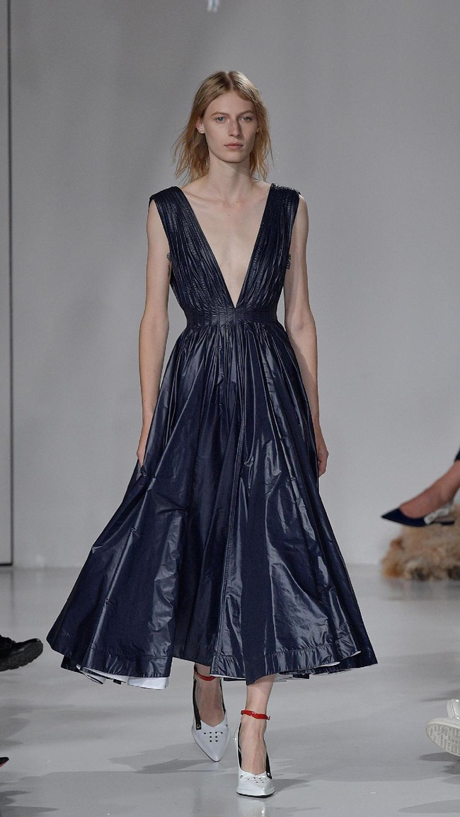 A model walks the runway for Calvin Klein Collection fashion show during New York Fashion Week  on September 7, 2017 in New York City.  (Photo by Slaven Vlasic/Getty Images)