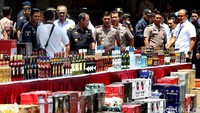 Petugas gabungan berhasil menggagalkan upaya penyelundupan minuman beralkohol dari Singapura. Total ada 50 ribu botol minuman beralkohol yang disita petugas.