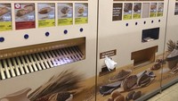 Kalau supermarket di Jerman ini punya vending machine untuk roti. Tinggal pilih yang diinginkan.