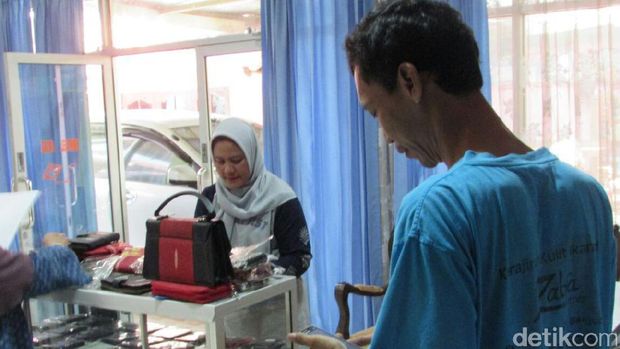 Iriana Jokowi memilih tas dan dompet di Galeri Kerajinan Kulit Ikan Pari Boyolali. 