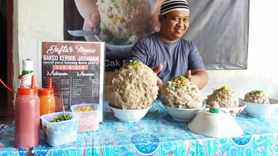 Di 7 Warung Bakso Jumbo, Bakso Beratnya Bisa Sampai 5 Kilogram Lho!