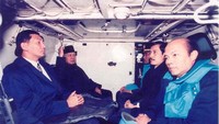 Kunjungan Pak Harto ke Bosnia itu dikisahkan di buku Pak Harto: The Untold Stories oleh Sjafrie Sjamsoeddin yang saat itu bertugas sebagai Paspampres. Saat itu, Presiden ke-2 RI tersebut berkunjung di tengah baku tembak antara Bosnia dan Serbia. Sjafrie menyebut pesawat Soeharto terus menerus diawasi senapan anti pesawat udara dan sempat dibidik sniper.  (Foto: Soeharto.co)