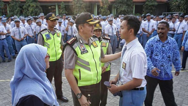 Kombes Iqbal akrab bersama pelajar