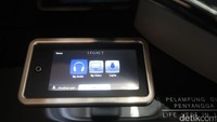 Berbagai fasilitas mewah pun tersedia di dalam pesawat jet pribadi seperti tablet, kursi, toilet yang mewah hingga makanan yang lezat.