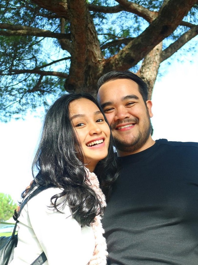 Tya Arifin merupakan artis Indonesia yang dipersunting dengan bangsawan Malaysia Asyraf Khalid asal Malaysia pada akhir tahun 2015. Foto: Instagram.