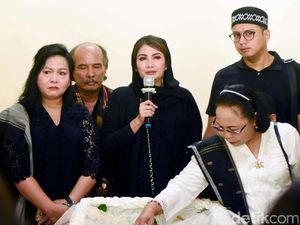 Sendunya Natalie Sarah di Antara Senandung Lagu Rohani Prosesi Pemakaman