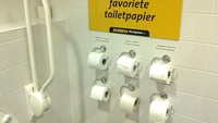 Sebelum beli tisu toilet, supermarket di Belanda membiarkan konsumen mencoba tisu yang mereka jual. Tentunya ini ada di toiletnya ya.