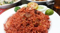 Makassar punya nasi goreng merah yang diracik dengan saus berbahan tomat. Bisa juga dilengkapi udang, daging ayam, bakso atau telur. Nasi goreng ini bisa dicicip di Pondok Ikan Bakar Ujung Pandang. Foto: dok. detikFood