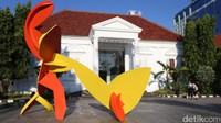 Patung Semut dengan warna mencolok menyambut pengunjung di bagian depan  Galeri Nasional Indonesia. 
