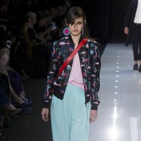 Armani juga mengeluarkan banyak pilihan outer, mulai dari coat, blazer, jas hujan transparan, hingga bomber jacket. (Foto: dok. Vogue)