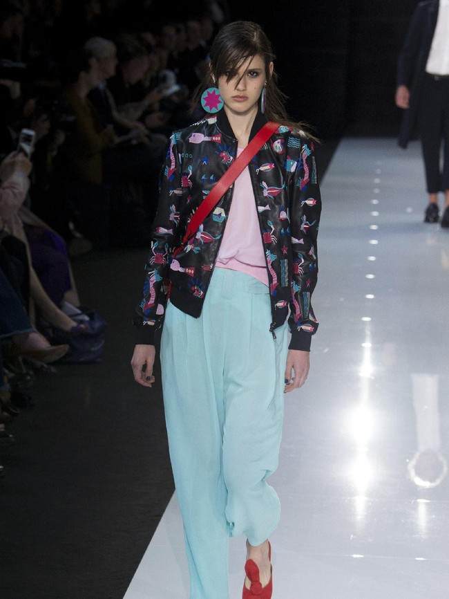 Armani juga mengeluarkan banyak pilihan outer, mulai dari coat, blazer, jas hujan transparan, hingga bomber jacket. (Foto: dok. Vogue)