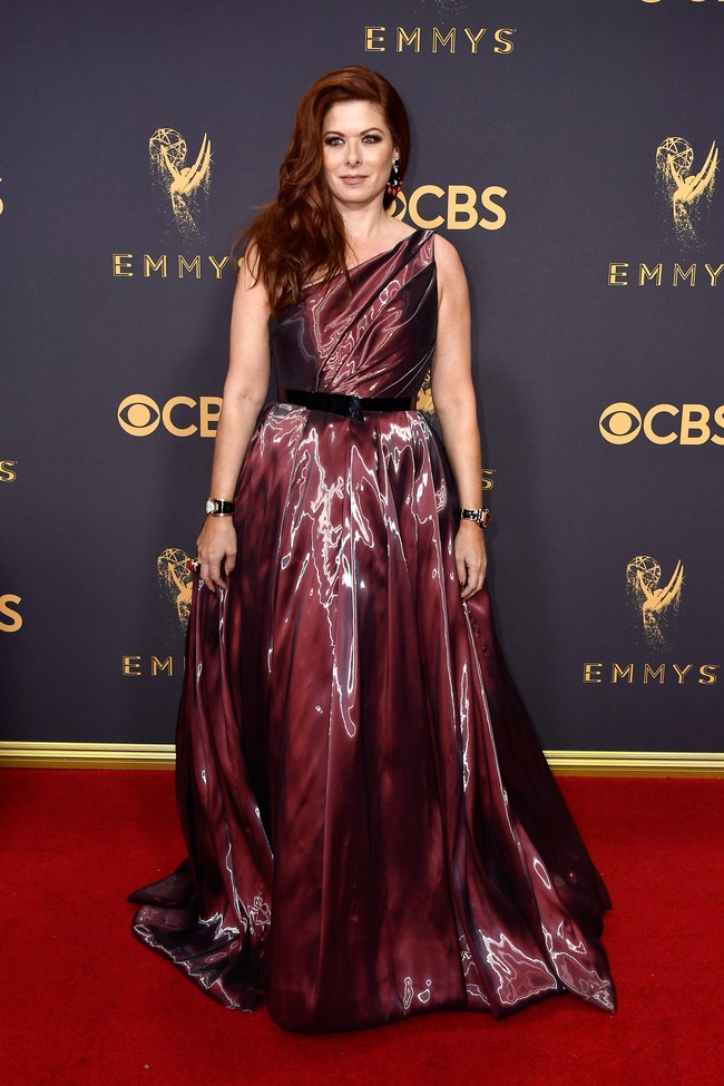 Debra Messing mengenakan gaun liquid yang terlihat seperti plastik. Sayangnya gaun ini membuat sosok Debra tenggalam dalam gaunnya. Foto: Dok. Getty Images