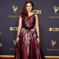 Debra Messing mengenakan gaun liquid yang terlihat seperti plastik. Sayangnya gaun ini membuat sosok Debra tenggalam dalam gaunnya. Foto: Dok. Getty Images